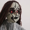 Halloween-Hexe mit glühenden Augen - Detailaufnahme der leuchtenden Augen