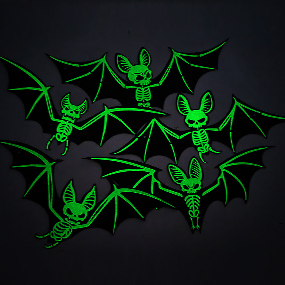 Detailansicht der leuchtenden Halloween Sticker auf dunklem Untergrund