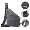 Graue Crossbody Tasche links getragen - ergonomisches Design