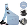 Hellblaue Crossbody Tasche links getragen - ergonomisches Design
