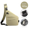 Khaki Crossbody Bag links getragen - diebstahlsicher und praktisch
