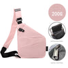 Khaki Crossbody Bag links getragen - diebstahlsicher und praktisch