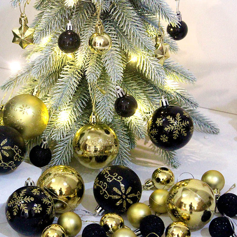 Festliche Weihnachtskugeln im 44 teiligen Set am Baum für den Christbaum
